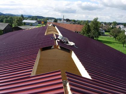 Dach mit roten Blechpaneelen