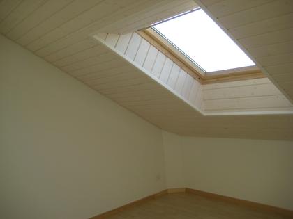 Ausgebautes Dachzimmer mit Dachfenster