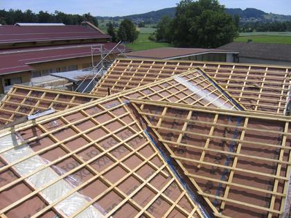 Dachlattung auf einem grossen Dach vor der Eindeckung