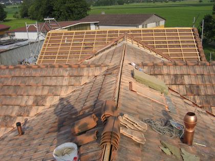 Ziegeldach mit Firstziegeln in Arbeit
