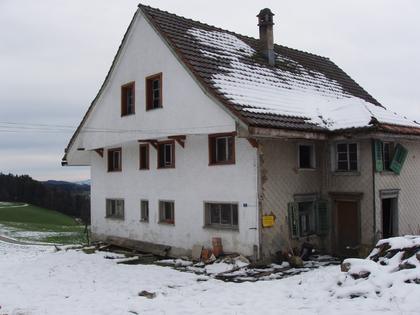 Altes Wohnhaus im Schnee