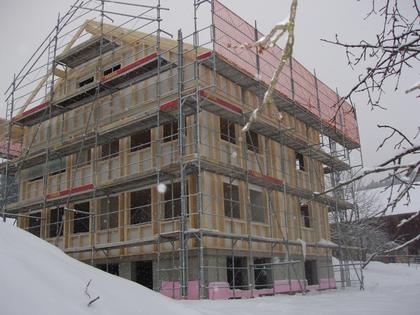 Neubau in Holzelementbauweise mit Gerüst
