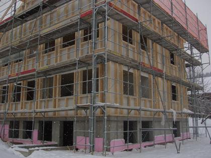 Wohnhaus Bernhardsriet mit Gerüst im Schnee