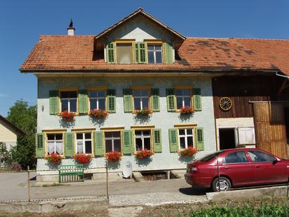 Altes Bauernhaus mit Blumenschmuck vor dem Abbruch