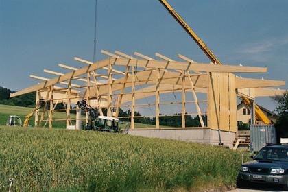Holzkonstruktion eines Neubaus im Aufbau