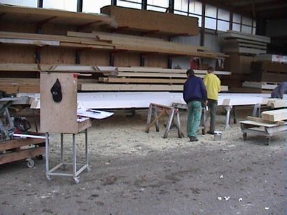 Zimmerleute bei der Arbeit in der Werkhalle